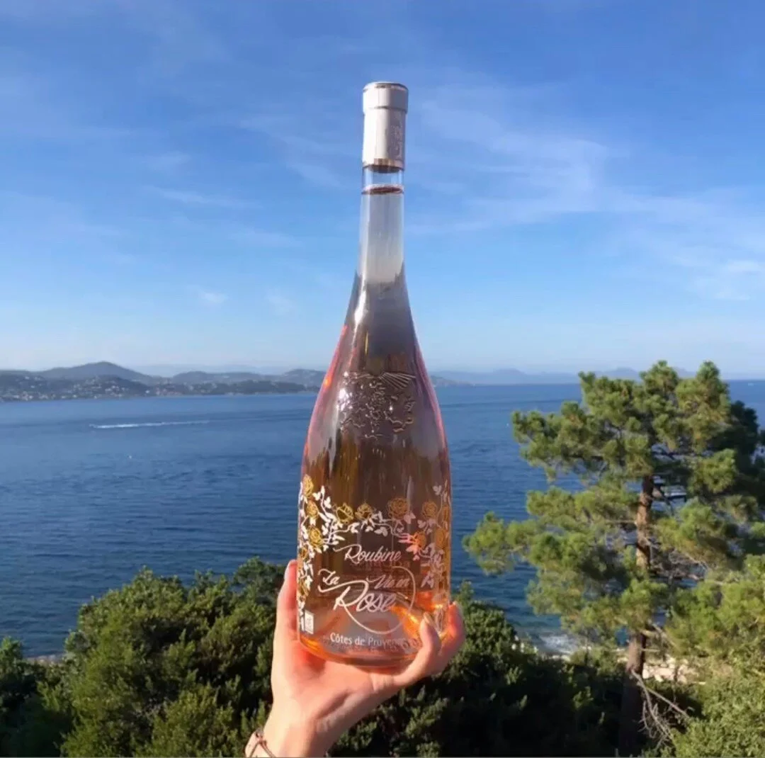 Feeling like we're in Saint Tropez with every sip of the @chateau_roubine ros&eacute;! 

Where do you love to travel through wine? 💖

#rose #ros&eacute;wine #frenchwine #provence #provenceros&eacute; #frenchwinery #chateauroubine #roseallday #ros&ea