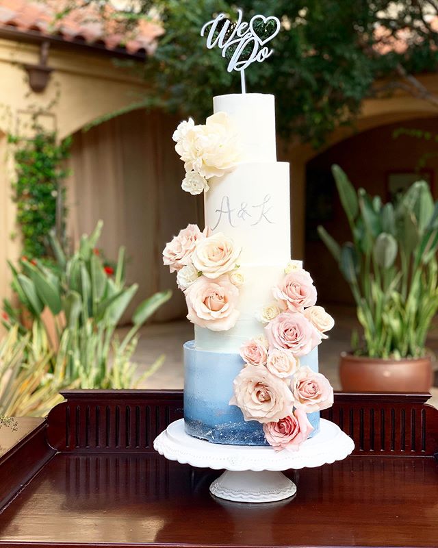 Reminiscing about these delectable ombr&eacute; tiers by @mcakessweets.

I could dive right in! ⠀⠀⠀⠀⠀⠀⠀⠀⠀
⠀⠀⠀⠀⠀⠀⠀⠀⠀
⠀⠀⠀⠀⠀⠀⠀⠀⠀
. . . . . . . . . . . . . . . . . . . . . . . . . . . . . . 
Venue: @serraplaza 
Coordination: @modestmagnolia
Photography: 