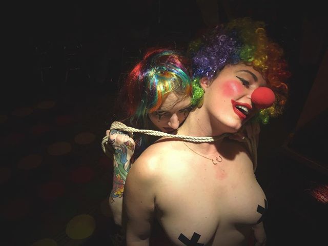 🔴 Playing with ropes 🔴
.
.
.
.
#altclown #sadclown #badclown #clown #clowns #ladyclown #clowning #clownsightings #clownsofinstagram #crazyclown #clowncostume #chloetheclown #chloeclownsaround #clownonthetown #bigshoestofill #sexyclown #hotclown #sh