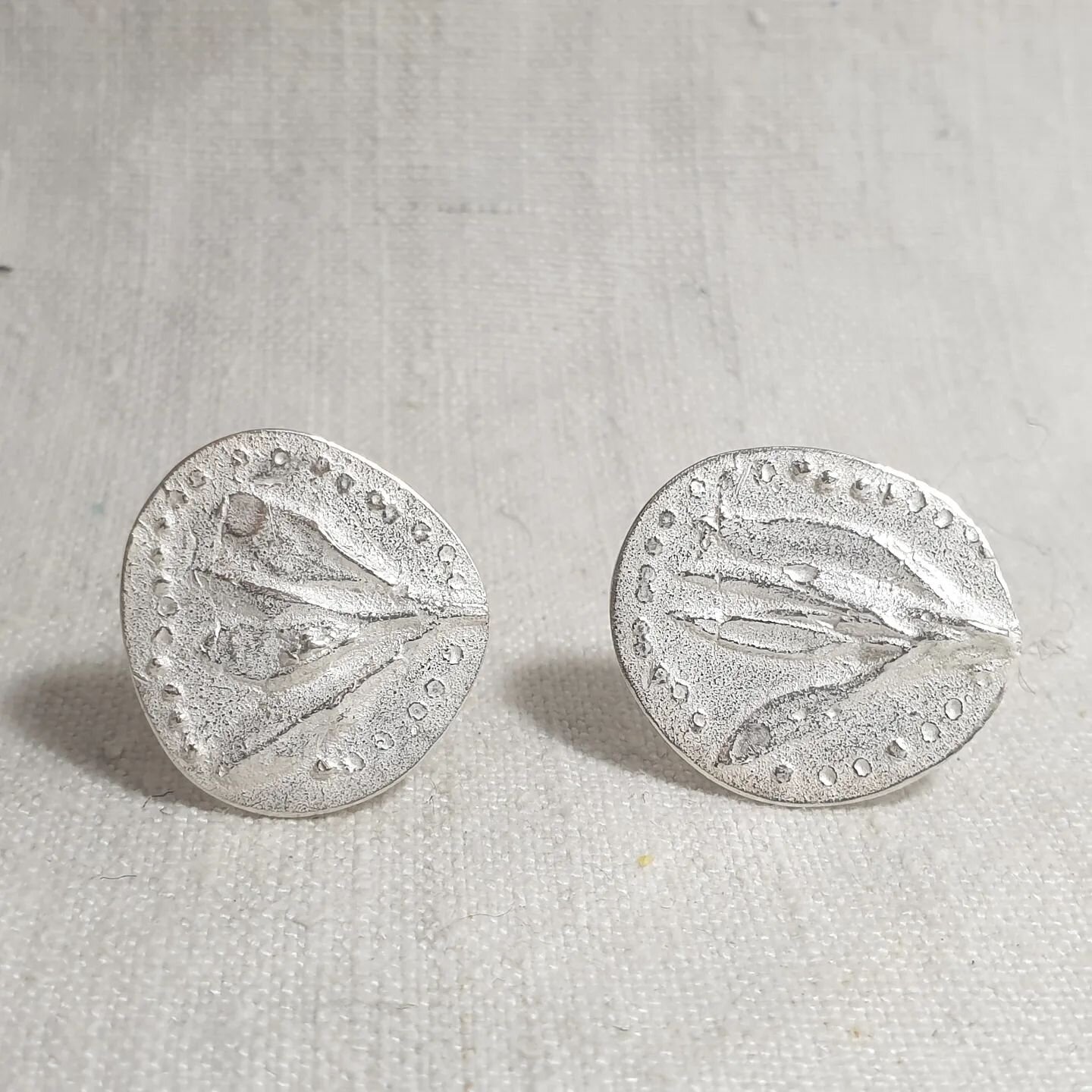 New cufflinks. These are made with the flowering tips of a saltbush.
.
#botanicals #cufflinks #silverjewellery