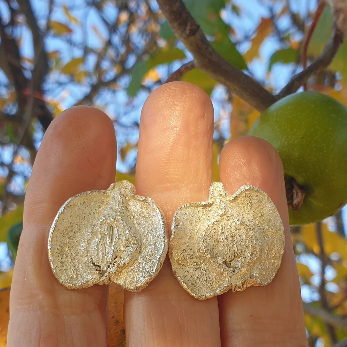 There is something ancient about apples. Not just all the myths and stories we know. Something direct, something we see but can't really put into words.
.
#botanicals #cufflinks #apples #silver