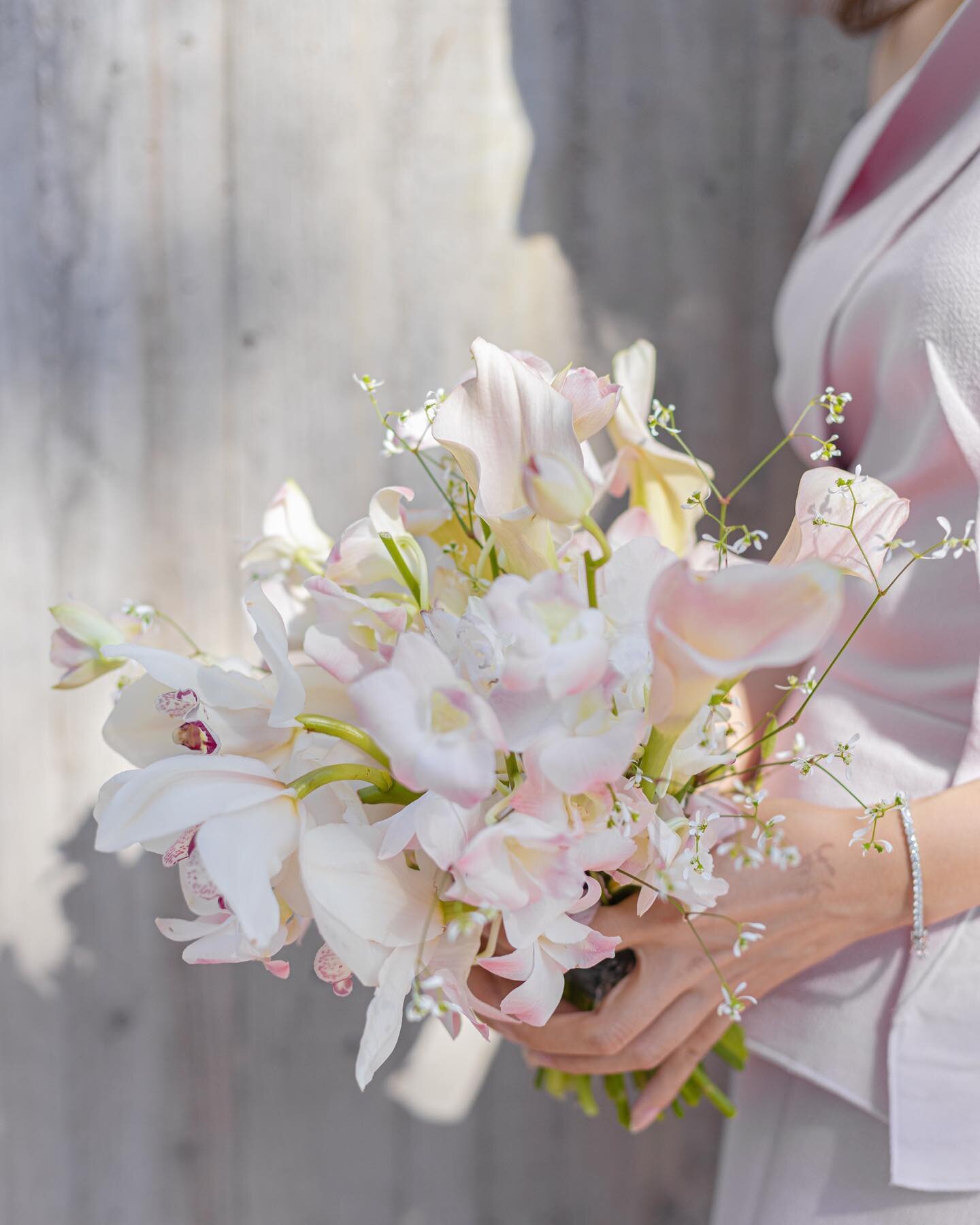 Happy Friday.💐💐The pink dendrobium, cally lily and cymbidium bouquet is perfect for our elegant bride.😆
.
#sandiegoflorist #losangelesflorist #socalflorist #bridalbouquet