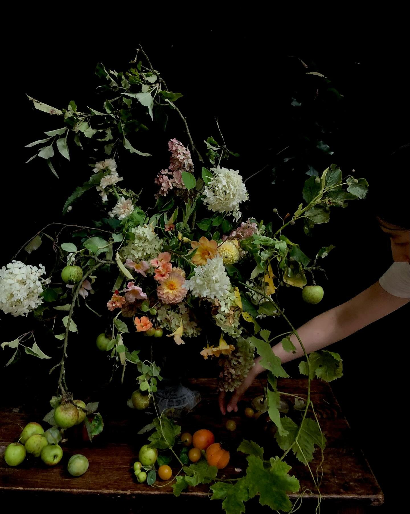 Still life urn centerpiece created at @fleuropean workshop. Feel the difference between two backgrounds to influence the work!
.
#fineartflorist #stilllifeflowers #sandiegoflorist #socalflorist #losangelesflorist #eventflorist #sandiegoevents