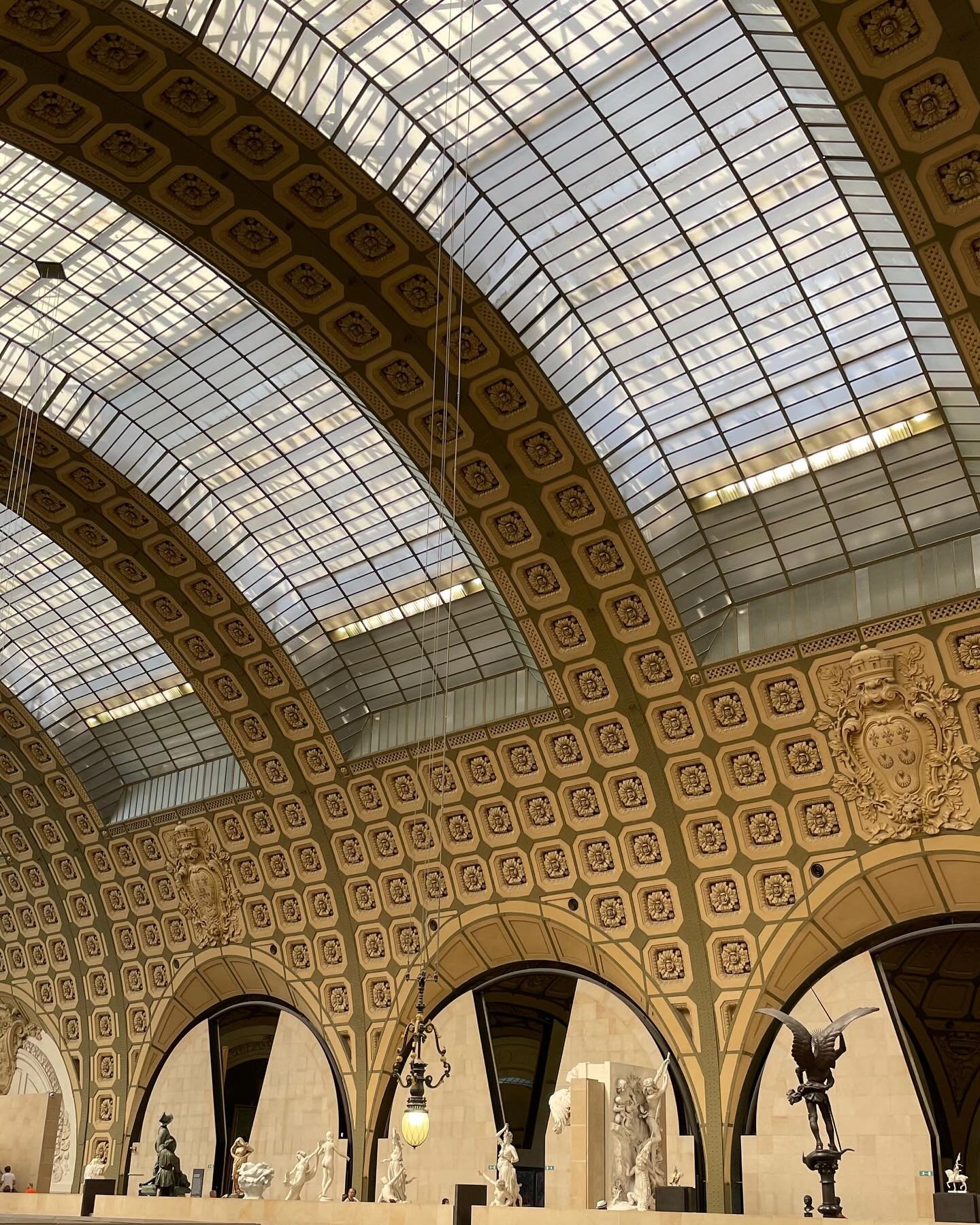 Obsessed with the vaulted ceiling and curved roof at the Orasy Museum.❤️
.
.
#travel #paris #orsaymuseum