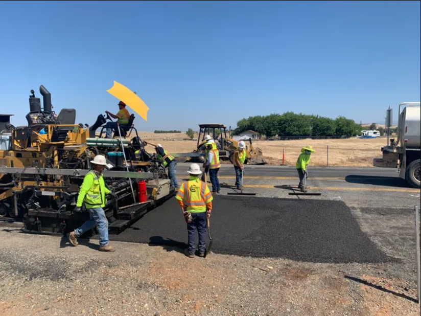 Construyen carretera hecha con botellas de plástico en California
