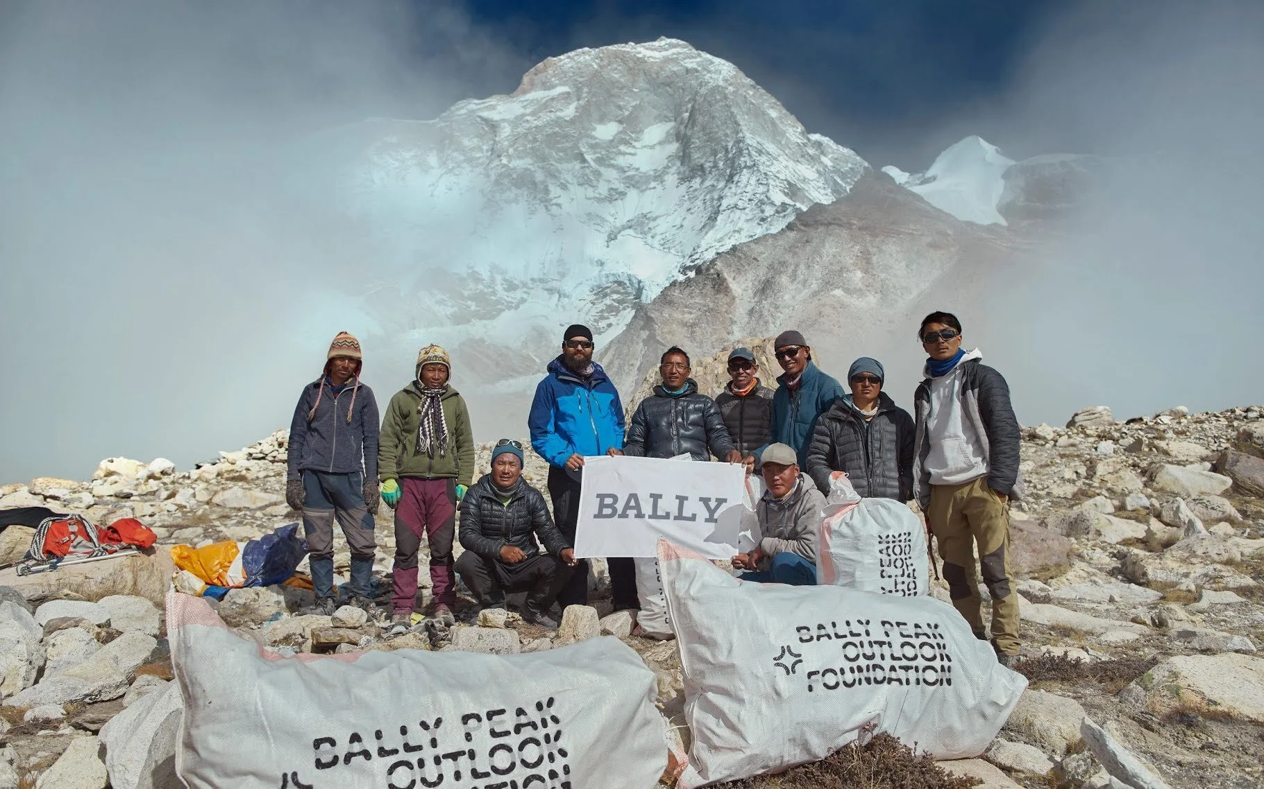 Un grupo de alpinistas retiró 2.2 toneladas de basura del Everest.