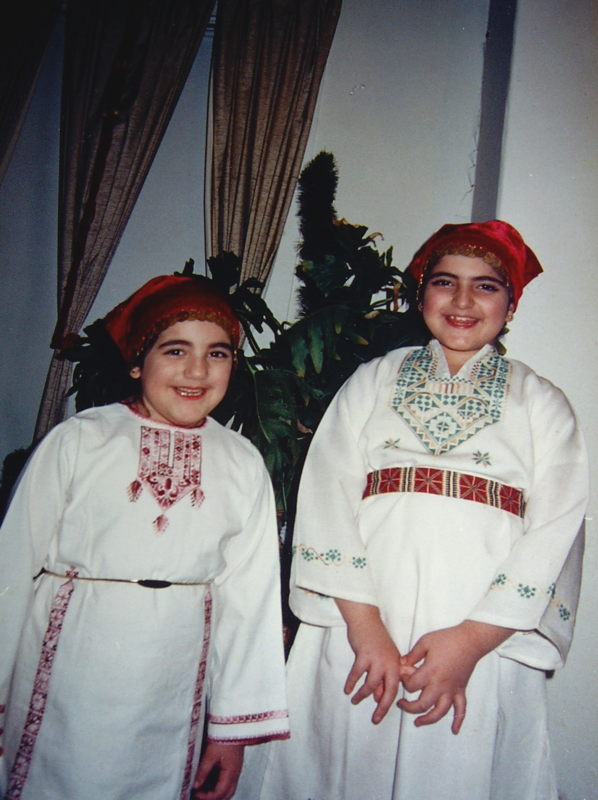  Wafa (left) and her older sister Fida (right), 1987. Wafa was 4 years old. 