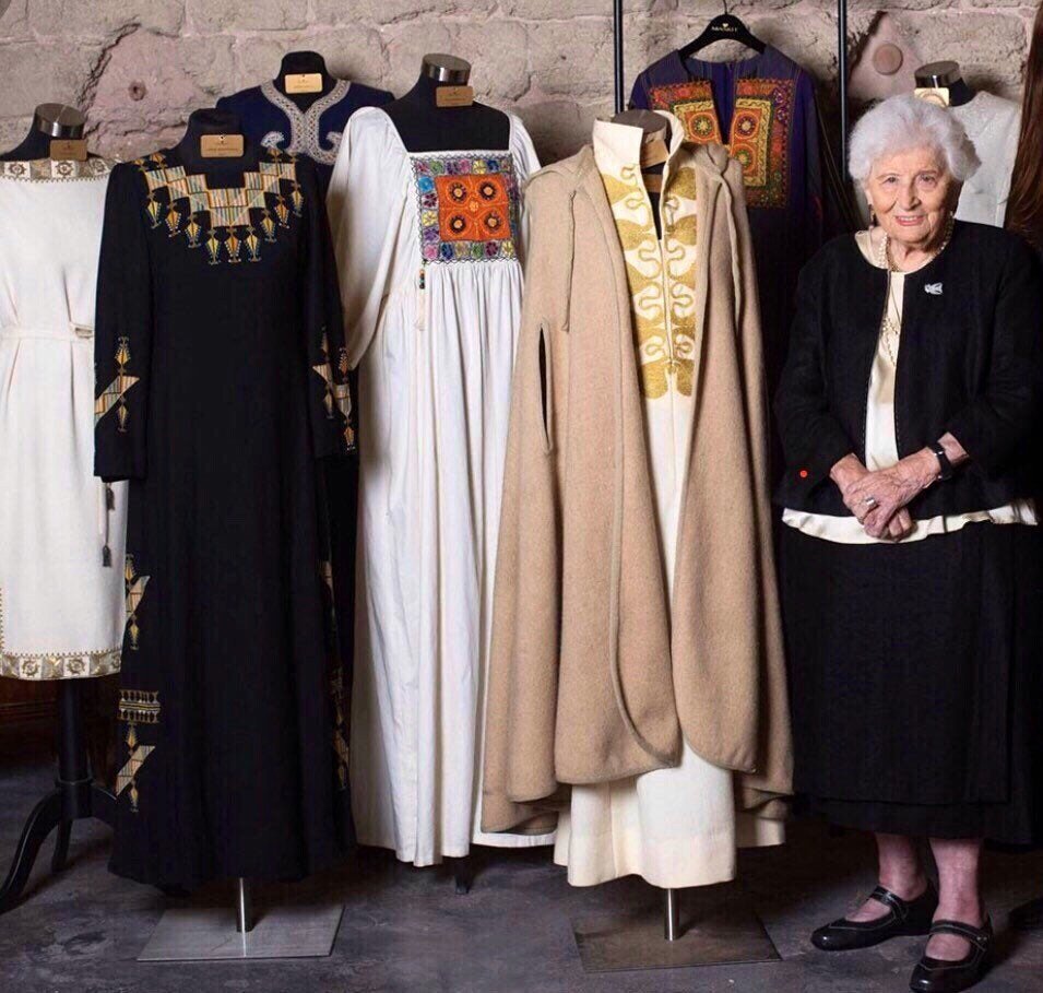 A photo of Ruth Dayan featured on an Israeli tourism website, where Maskit is promoted as part of the cultural experience, without acknowledging its roots in Palestinian craftsmanship.