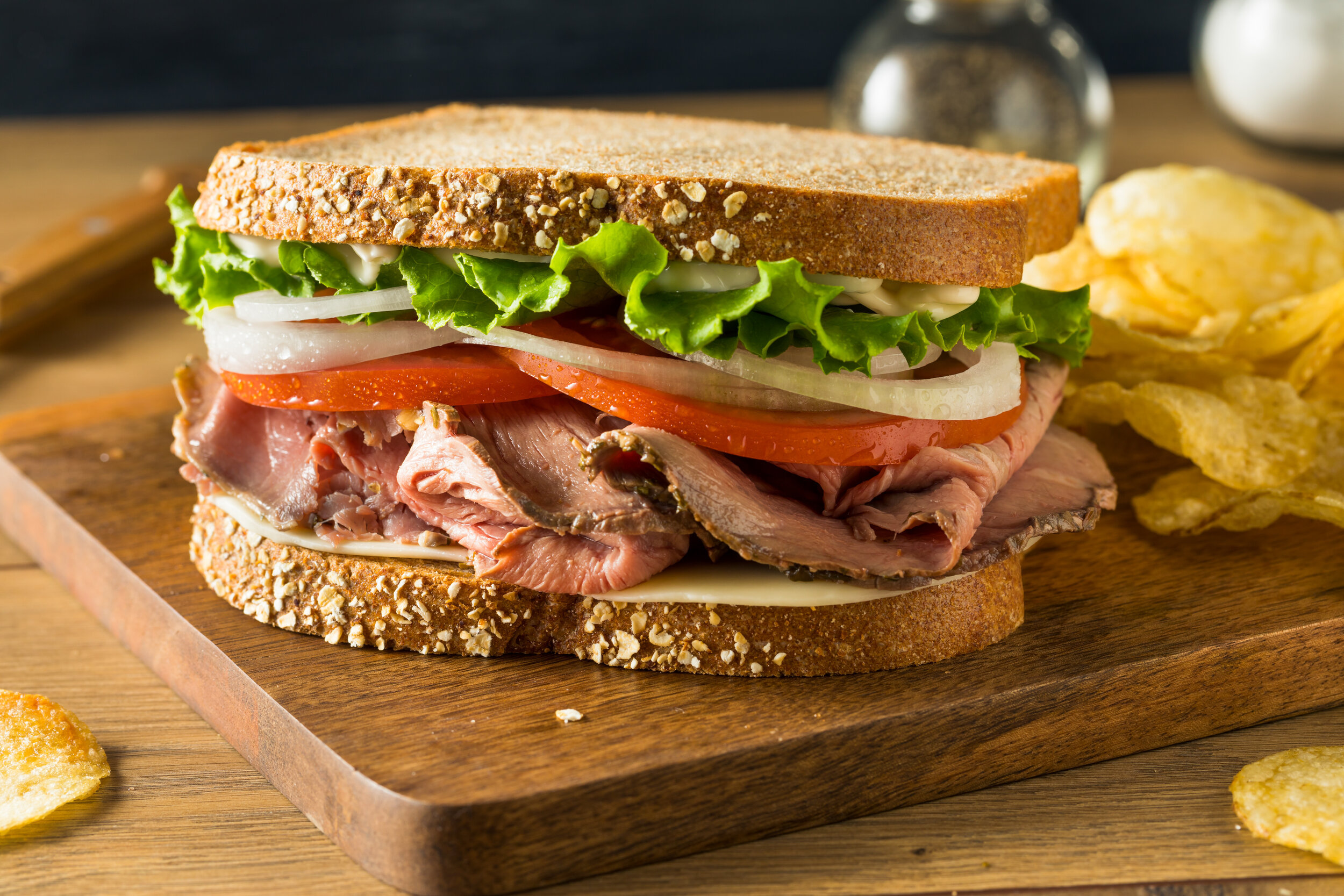 homemade-roast-beef-deli-sandwich-XQ2FVZT.jpg