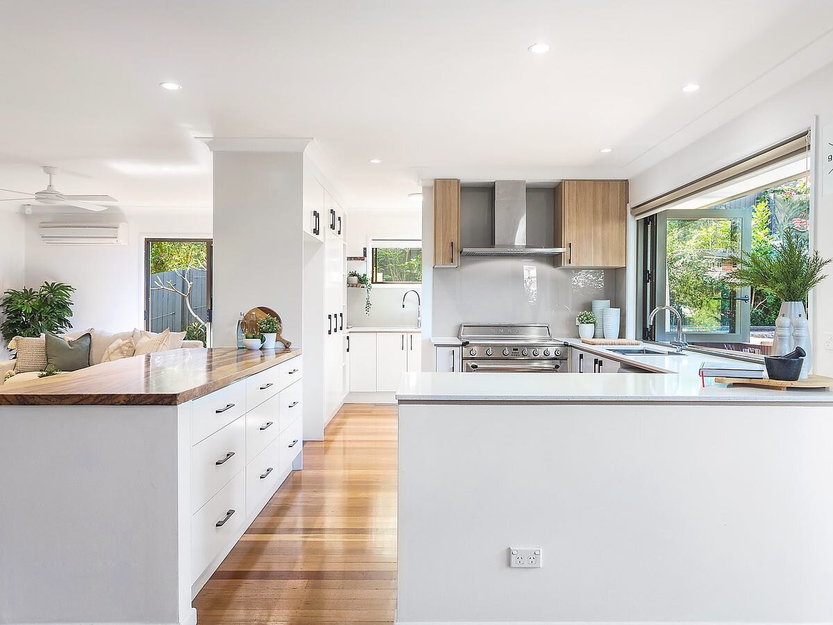 J U S T  L I S T E D 
31 Ashburton Street, Chapel Hill

View Saturday 14th August at 9am

Bed: 4  Bath: 4  Car: 2 

Luxurious, contemporary and enticing, this sublimely revitalised home is superbly designed to offer supreme functionality across two g