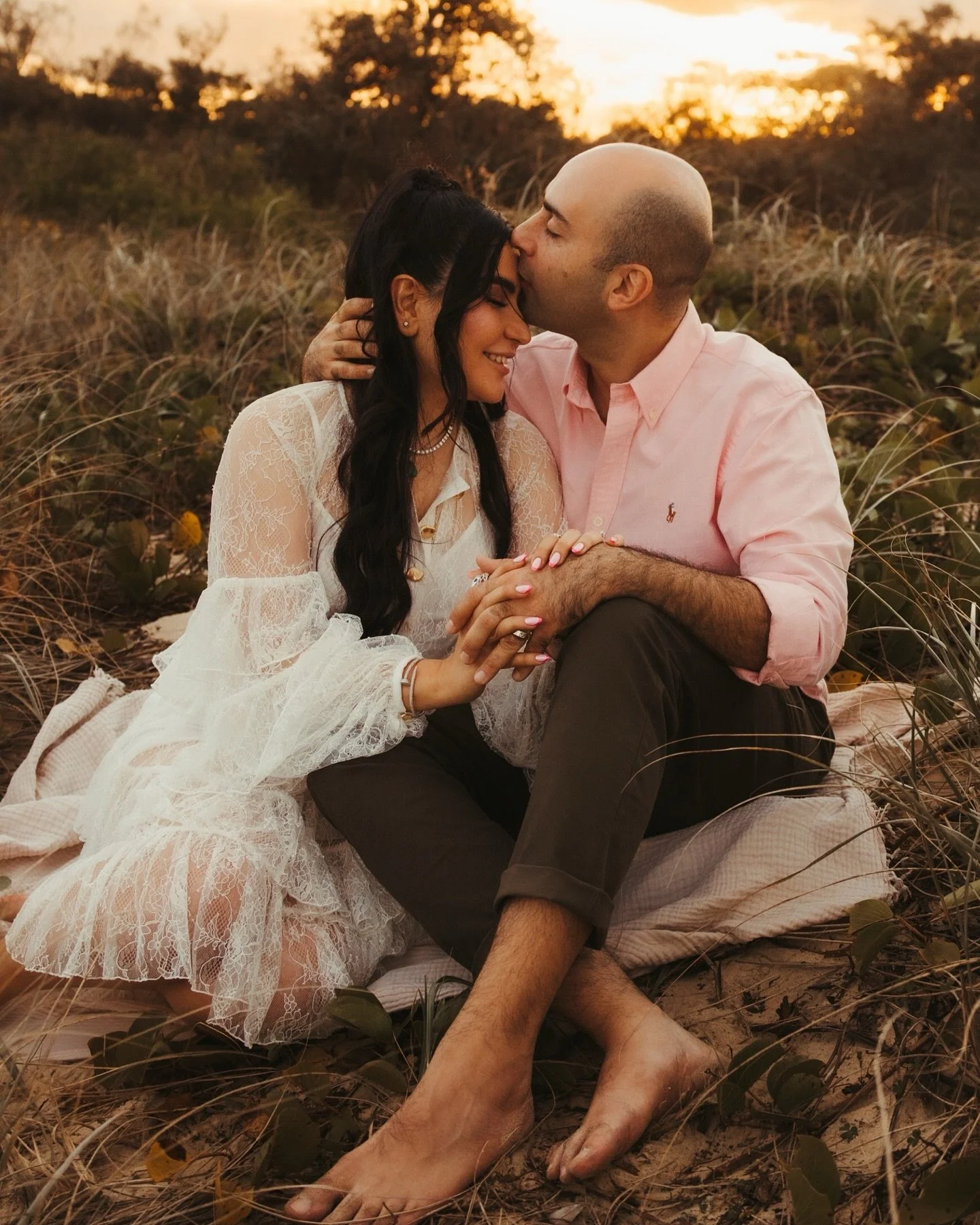 How lovely is it that they chose to celebrate their wedding anniversary with a photoshoot 💕Such a beautiful way to pause and capture the love that&rsquo;s grown through the years. Because love is worth capturing in every season, not just once. 

#br