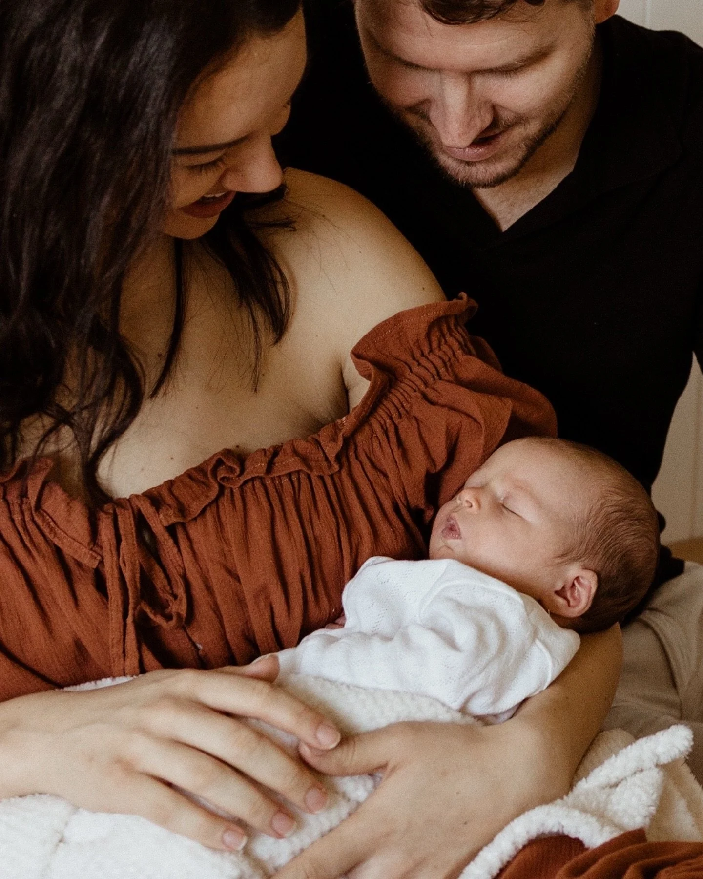 You&rsquo;re still figuring it all out, how to swaddle one handed, which cry means what, where you left your coffee. That&rsquo;s why I keep sessions relaxed and baby-led. There&rsquo;s no need for perfection here. Just connection, emotion, and your 
