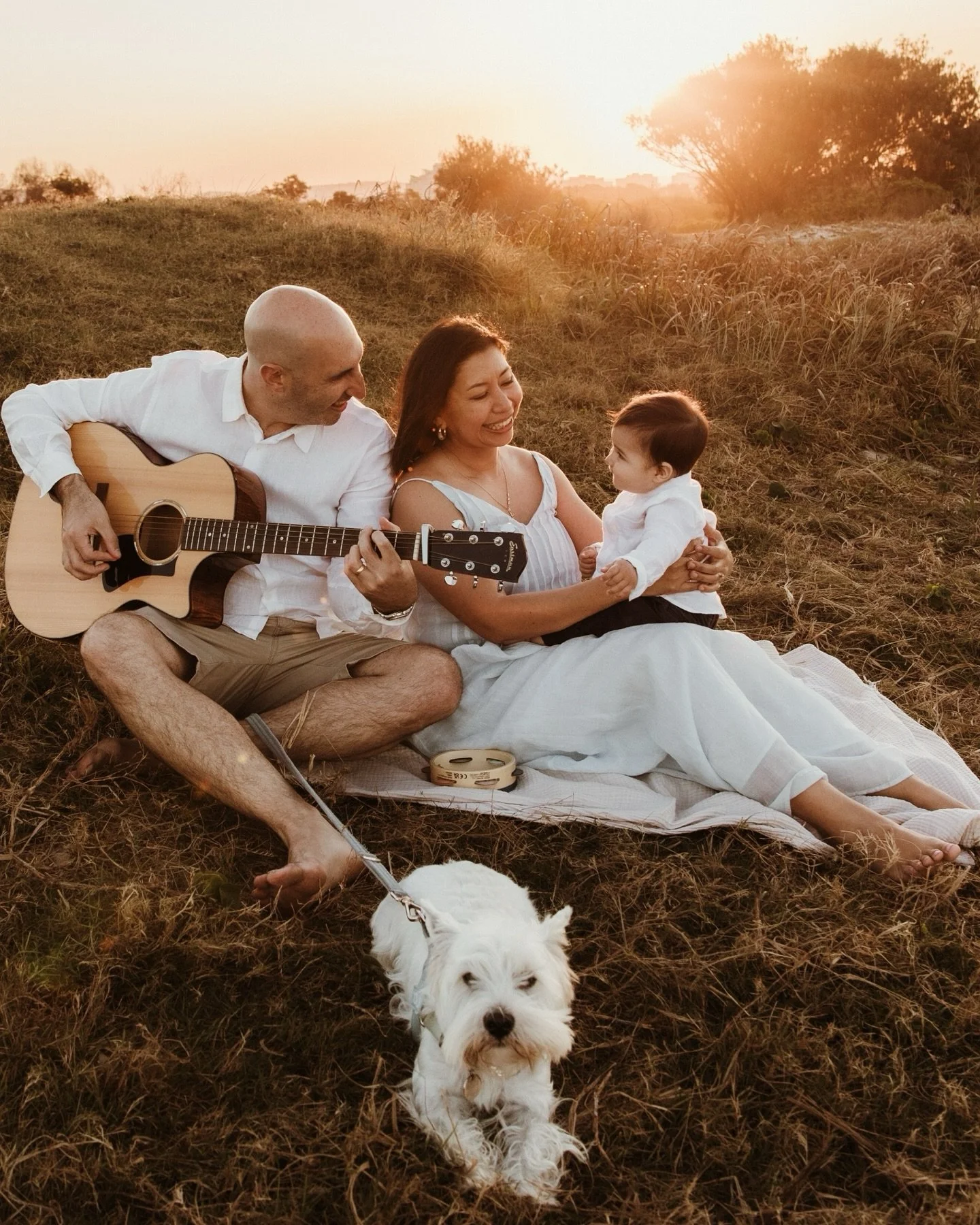 I photographed the sweetest little family recently, their baby had the biggest smiles, honestly melted my heart. 🥰 Mum shared a little glimpse of what life looks like at home so we made sure to include those moments in their session. The simple, eve