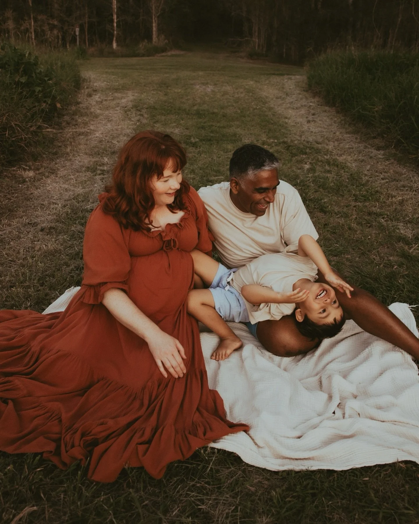 When families focus on each other instead of the camera, something really beautiful happens.

You see real smiles.
Real affection.
Real connection.

Those are the memories you&rsquo;ll treasure most later.

#familyphotography #maternityphotography #b