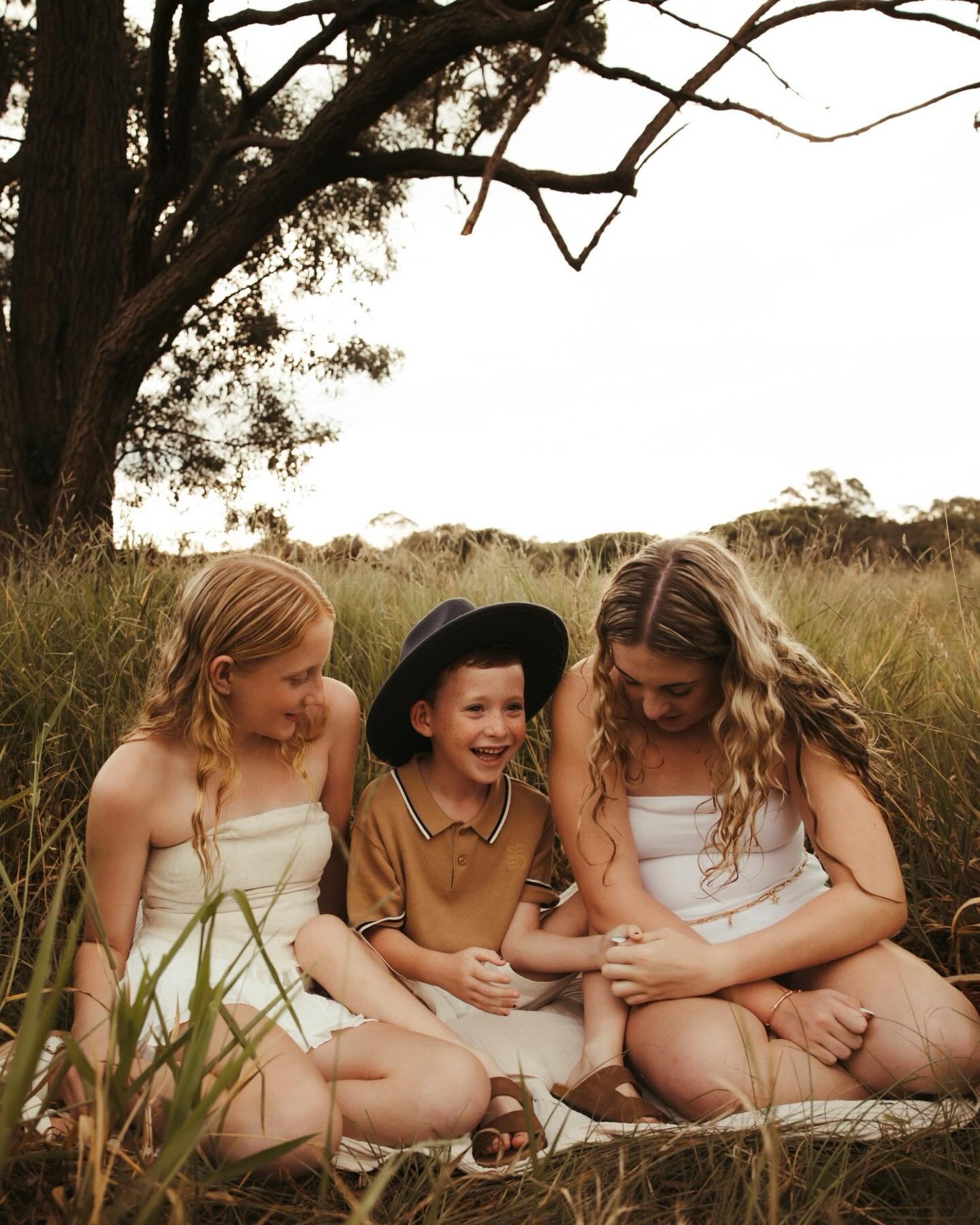 After photographing hundreds of families, here&rsquo;s the number one thing I&rsquo;ve learned about real connection&hellip;

It&rsquo;s not in the perfect pose or everyone looking at the camera.
It&rsquo;s in the in-between.

The hand squeezes, the 