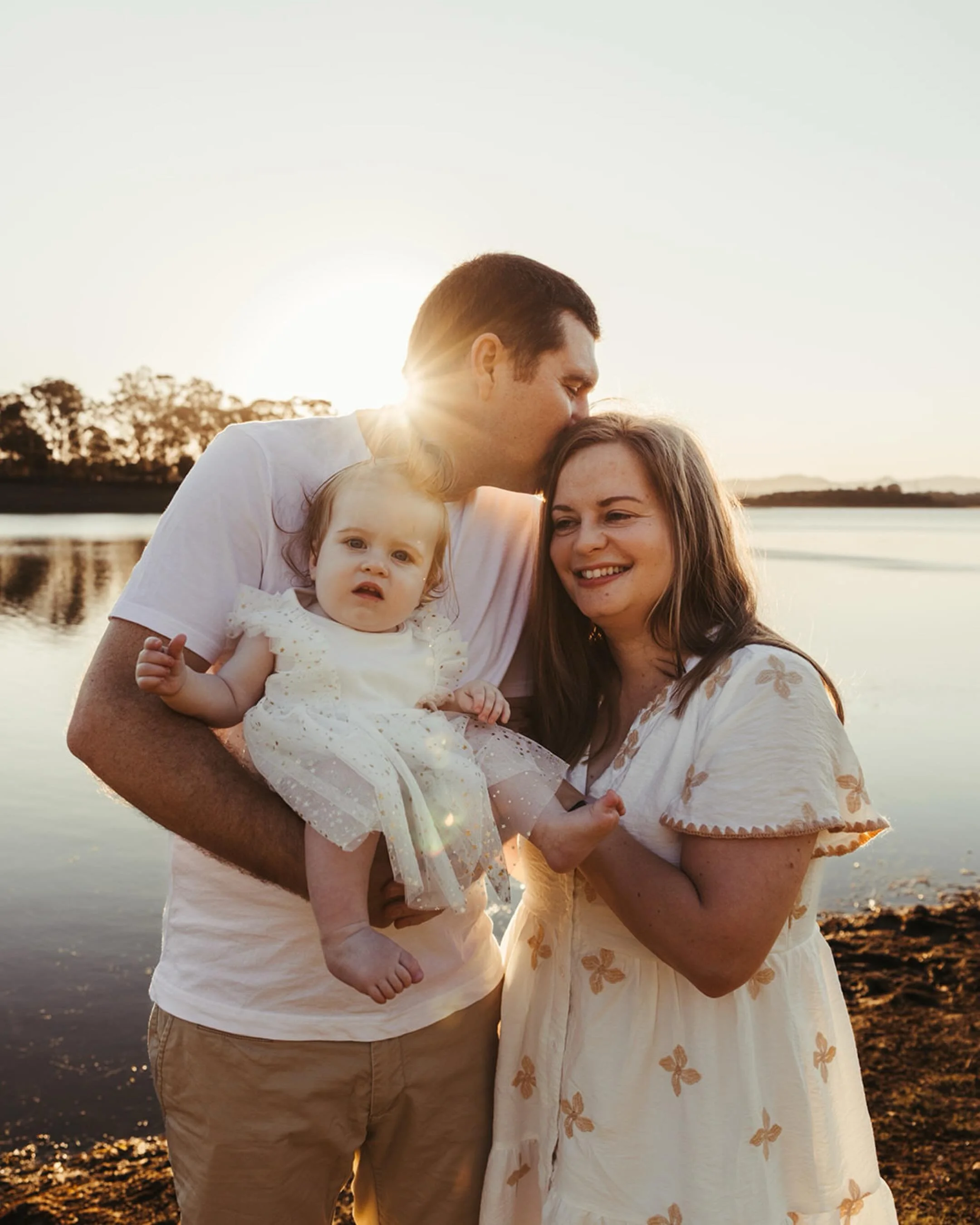 Family photo tip for dads&hellip;☺️ You don&rsquo;t need to love the camera. 

The best photos usually happen when you focus on your family instead of posing perfectly. Play with the kids, cuddle your partner, be present&hellip; that&rsquo;s enough ?