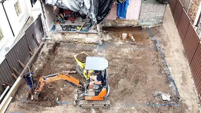 Birds eye view of our little digger doing its thing 💪. .
.
.
.
.
#demolition #demo #building #demowork #sydneybuilder #rubbishremoval #tippertruck #MBS #excavation #sydney #australia #digger #minidigger #dig #siteprep #development #construction #bui