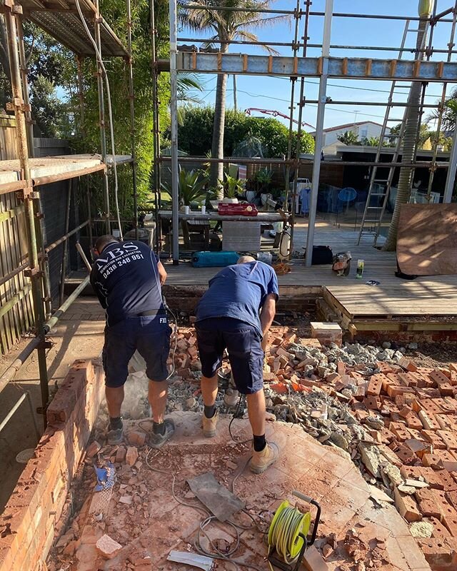 Great to be Working along side @gwebsterconstructions. Glenn was my old boss who took me under his wing and showed me the building game. 👊 .
.
.
.
.
.
#demolition #demo #building #demowork#sydneybuilder #rubbishremoval #tippertruck #MBS #excavation 
