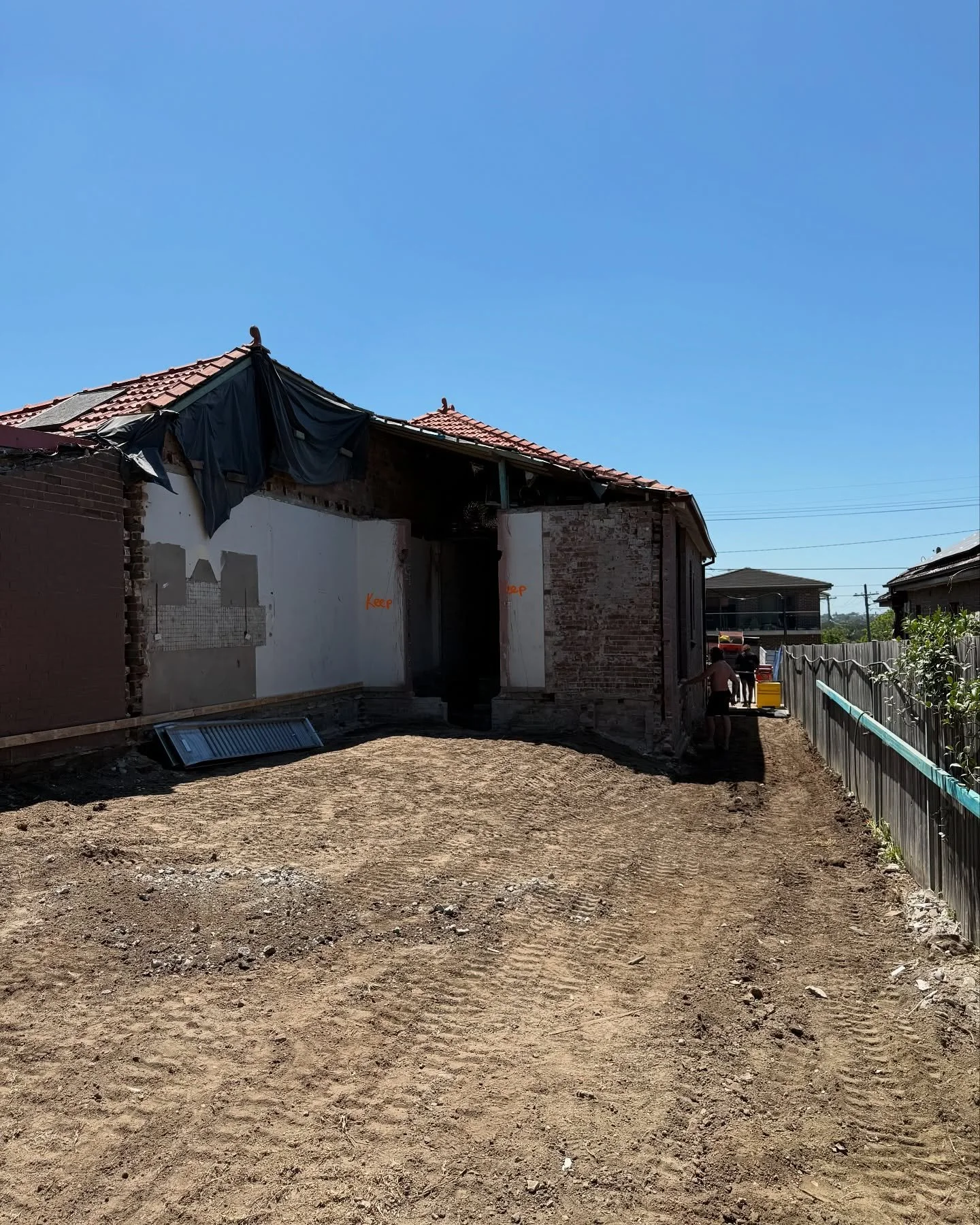 PARTIAL//DEMOLITION 

👷&zwj;♂️Foreman- ADAM
 🏗️ Builder- @wyattprojects 
.
.
.
.
.
.
.
.
.
#demolition #demo #building #demowork#sydneybuilder #rubbishremoval #tippertruck #MBS #excavation #sydney #australia #digger #minidigger #dig #siteprep #deve