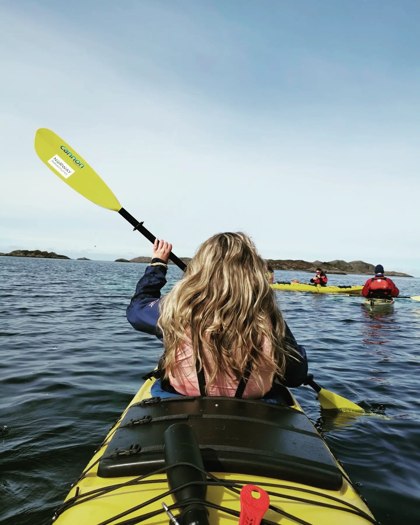 &Aring; oppleve naturen fra kajakken er noe av det fineste jeg vet 🌊 Denne nydelige turen utenfor Kalv&aring;g var ingen unntak // Annonse @knutholmenas @solfure @norway_adventures
Sammen med dyktige lokale guider fikk vi en flott opplevelse tett p&