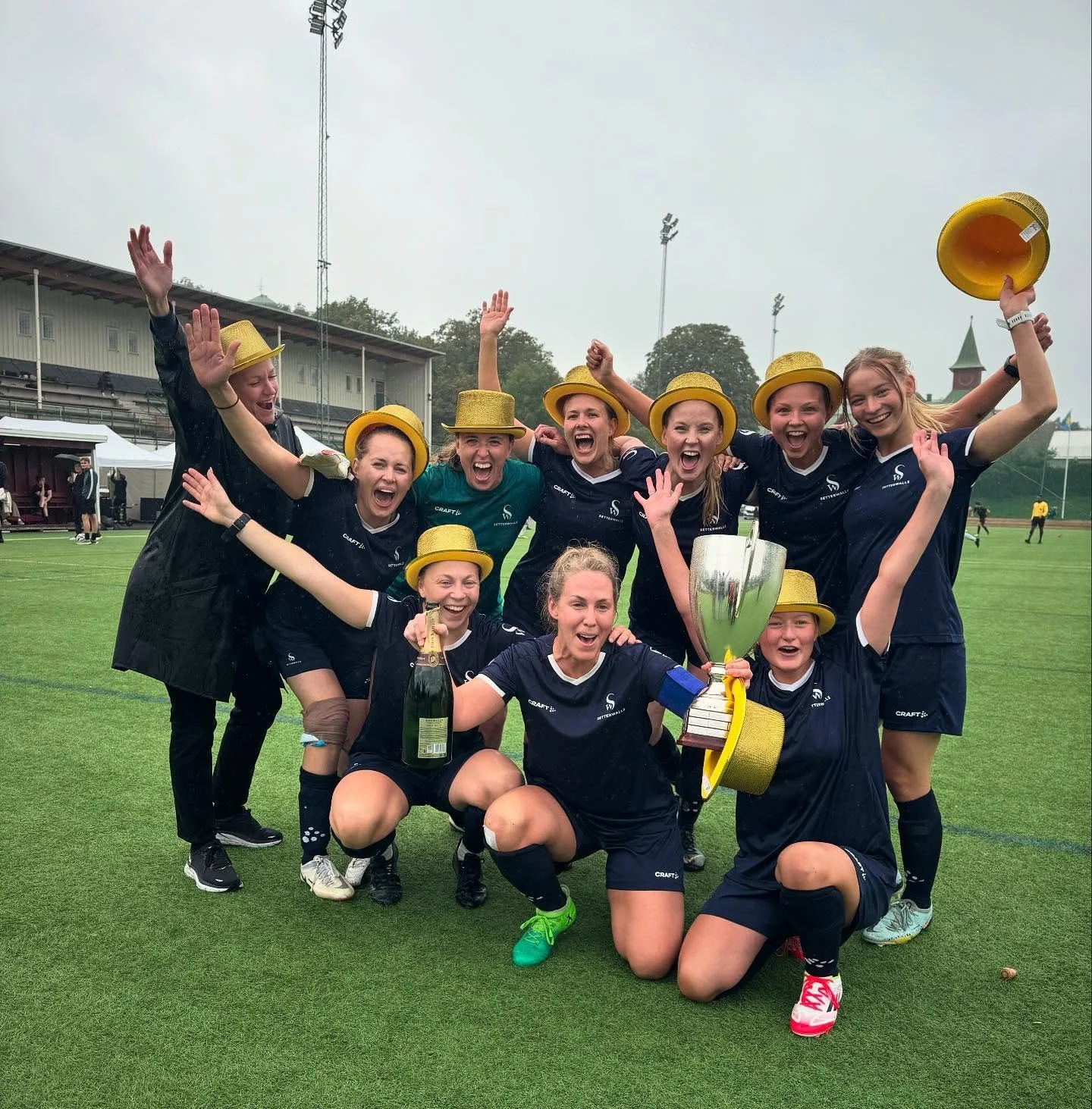 GRATTIS TILL SEGERN SETTERWALLS!
Setterwalls damer tar sin f&ouml;rsta titel efter en mycket v&auml;l genomf&ouml;rd turnering med bl.a. endast ett insl&auml;ppt m&aring;l och vinst i finalen mot Foyen!

Tack f&ouml;r en fin dag och v&auml;l k&auml;m