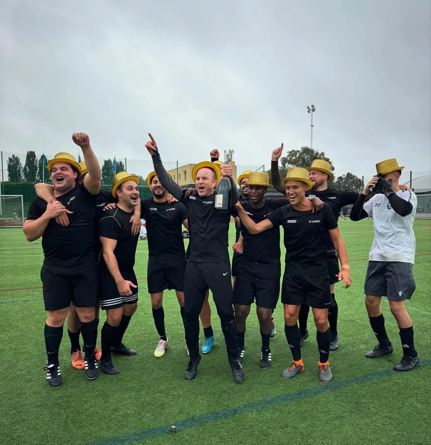 GRATTIS TILL SEGERN A-LAGET!
A-Laget vinner som f&ouml;rsta brottm&aring;lsbyr&aring;lag n&aring;gonsin en titel i Advokat-SM i fotboll, efter en taktiskt v&auml;l genomf&ouml;rd turnering.

Starkt k&auml;mpat alla herrlag och tack f&ouml;r en fin da