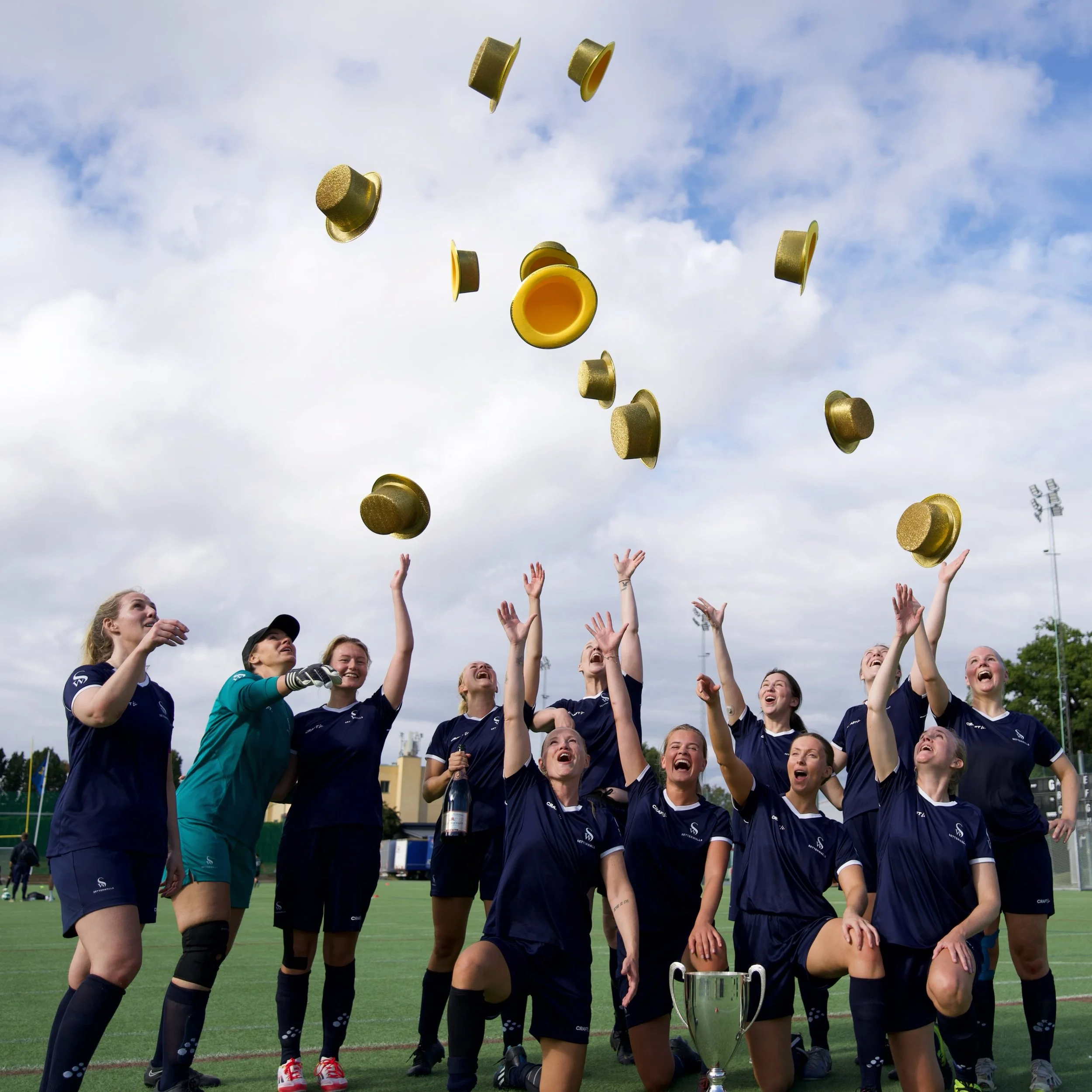 GRATTIS TILL SEGERN SETTERWALLS!
Setterwalls damer f&ouml;rsvarar titeln och g&aring;r genom turneringen obesegrade med imponerande 23-3 i m&aring;lskillnad. 

Tack f&ouml;r en fin dag och v&auml;l k&auml;mpat alla damlag!

#advokatsm
@setterwallskar