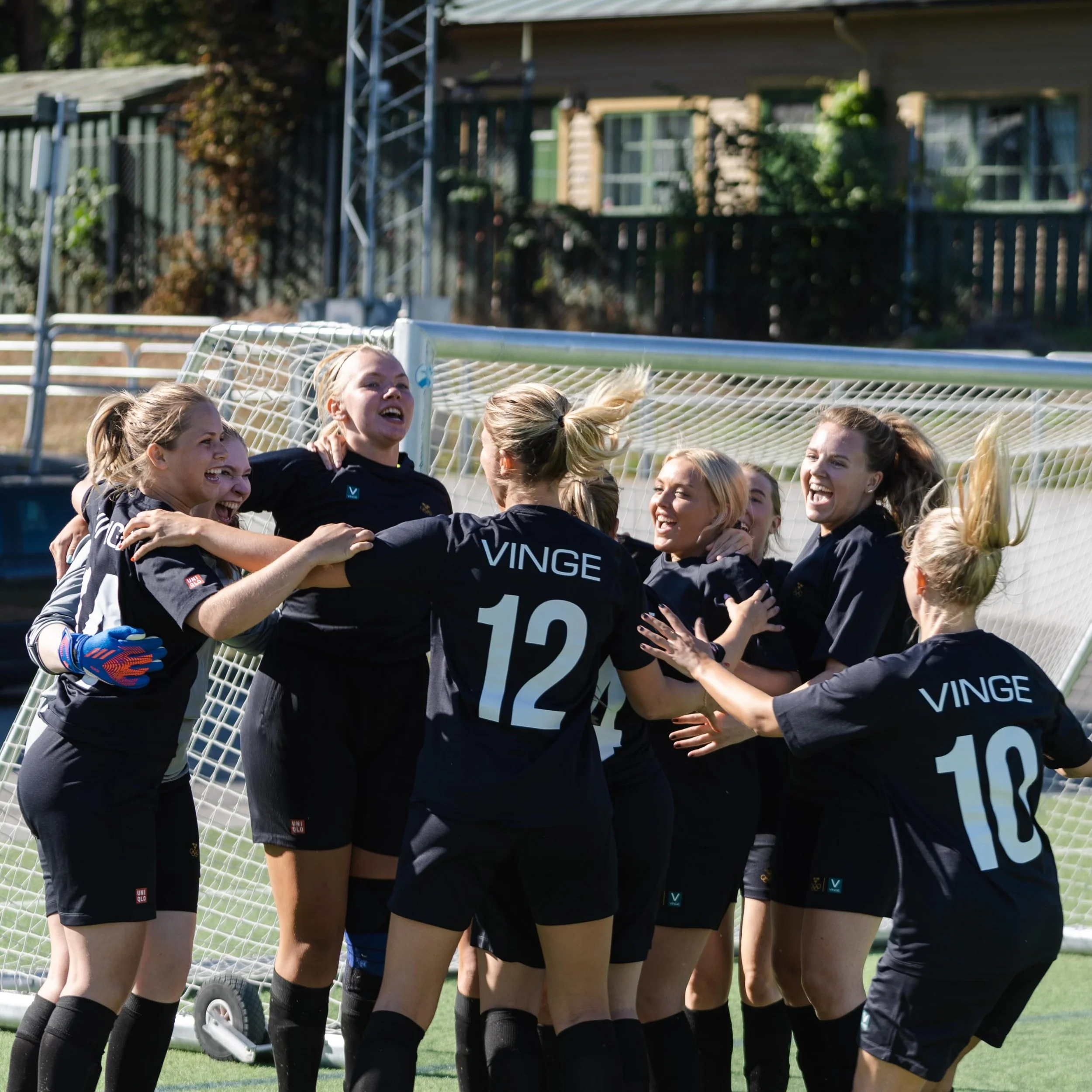Nedr&auml;kningen forts&auml;tter!

Fulltecknat startf&auml;lt och deltagarrekord i damserien.

Nu v&auml;ntar en VM-sommar full av fotboll. Inspireras och ta med er viljan att vinna, taktiken och gl&ouml;den tillbaka till laget.

Om 12 veckor samlas