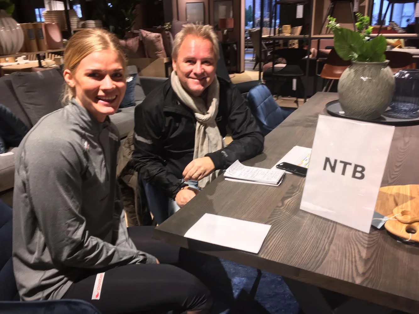 NTBs håndballarbeider Espen Hartvig hadde også fått eget bord under pressemøtet med håndballjentene. Her er det Veronika Kristiansen som intervjues.