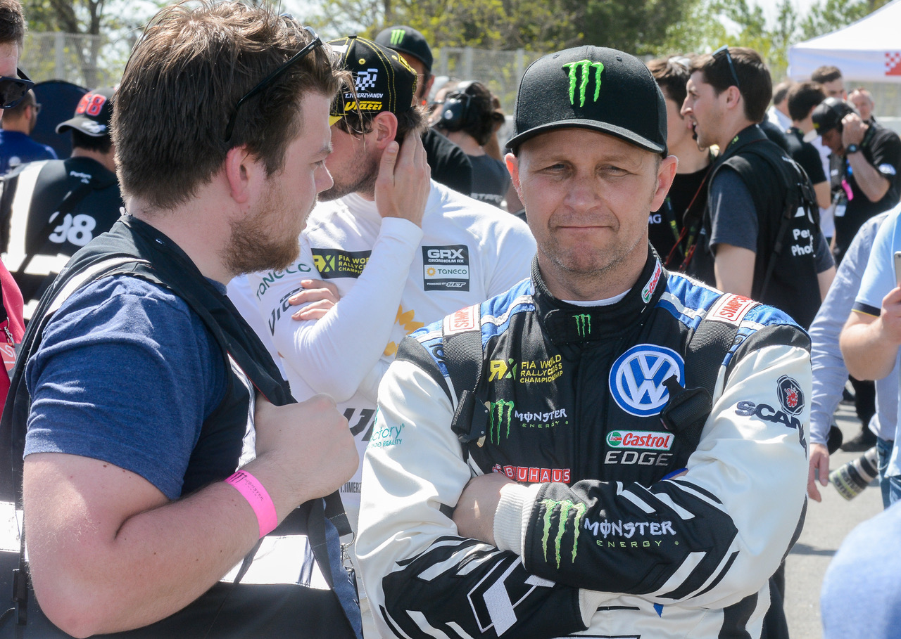 Simen Næss Hagen, her i samtale med Petter Solberg i forbindelse med den spanske VM-runden i rallycross i 2018. Foto: Øystein Sørensen / Smaalenenes Avis