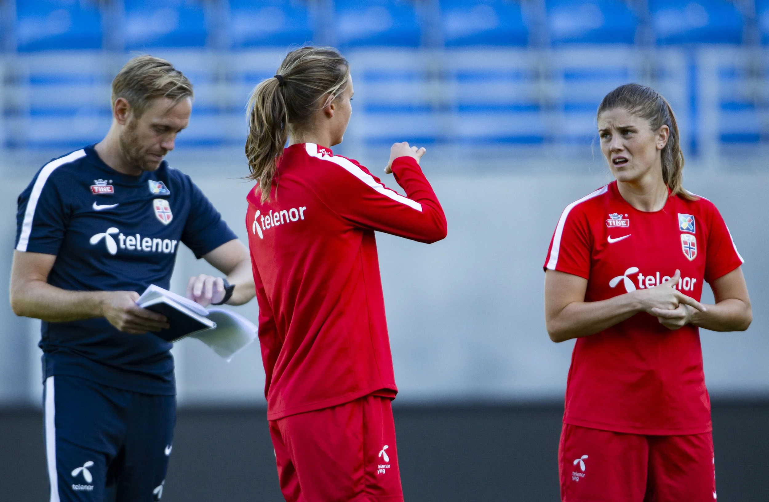Landslagssjef Martin Sjögren sammen med Caroline Graham Hansen og Maren Mjelde. FOTO: Geir Olsen/NTB scanpix