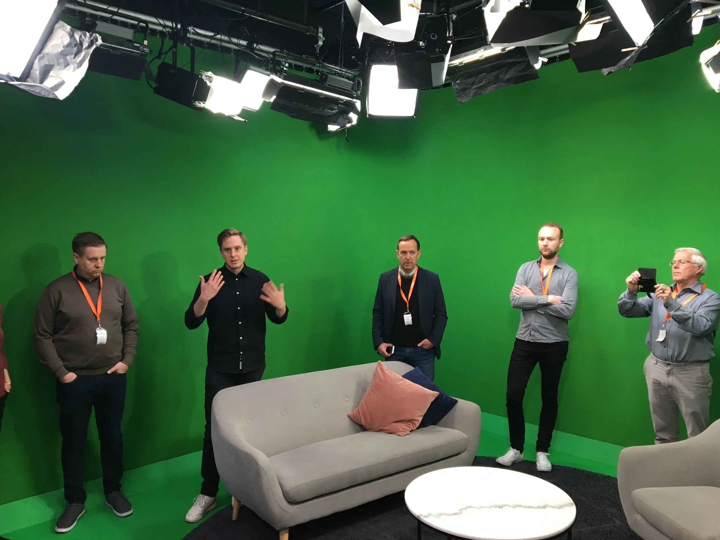 På besøk i Expressens studio. Fra venstre Eirikur Asgeirsson (Island), Martin Heinius (sportssjef Expressen tv), Gunnar Grindstein (Norge), Daniel Rooth (Sverige) og Flemming Olesen (Danmark). FOTO: Reidar Sollie