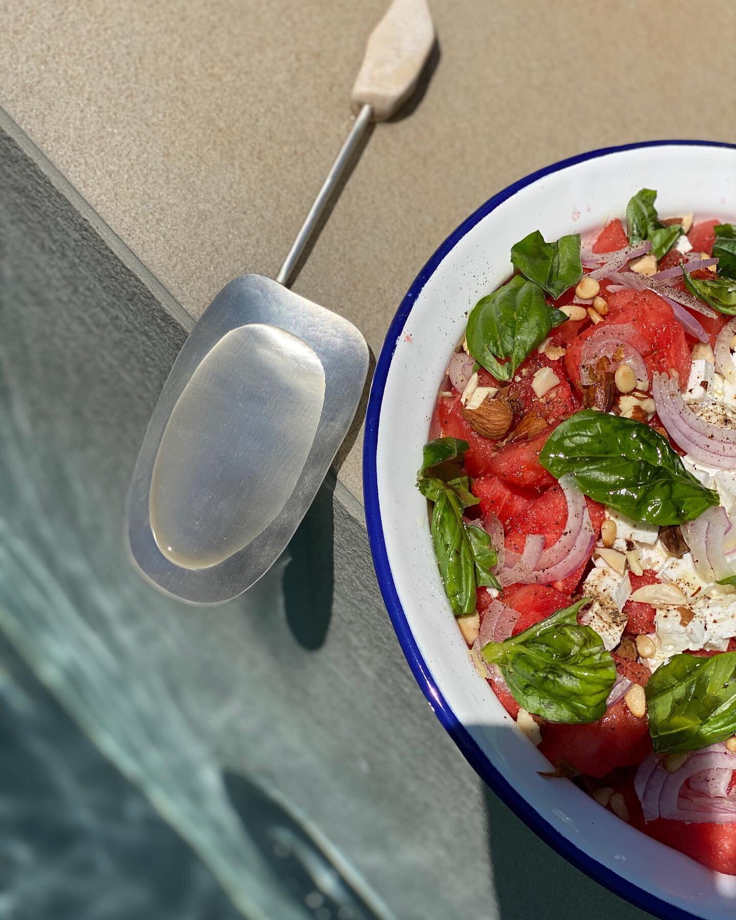 The perfect Sunday Summer Salad 🍉 The salad that every time I make nobody wants to try and I end up making more. The salad that is perfect after a swim, way more satisfying and thirst quenching than the famous Greek salad or the Italian panzanella. 