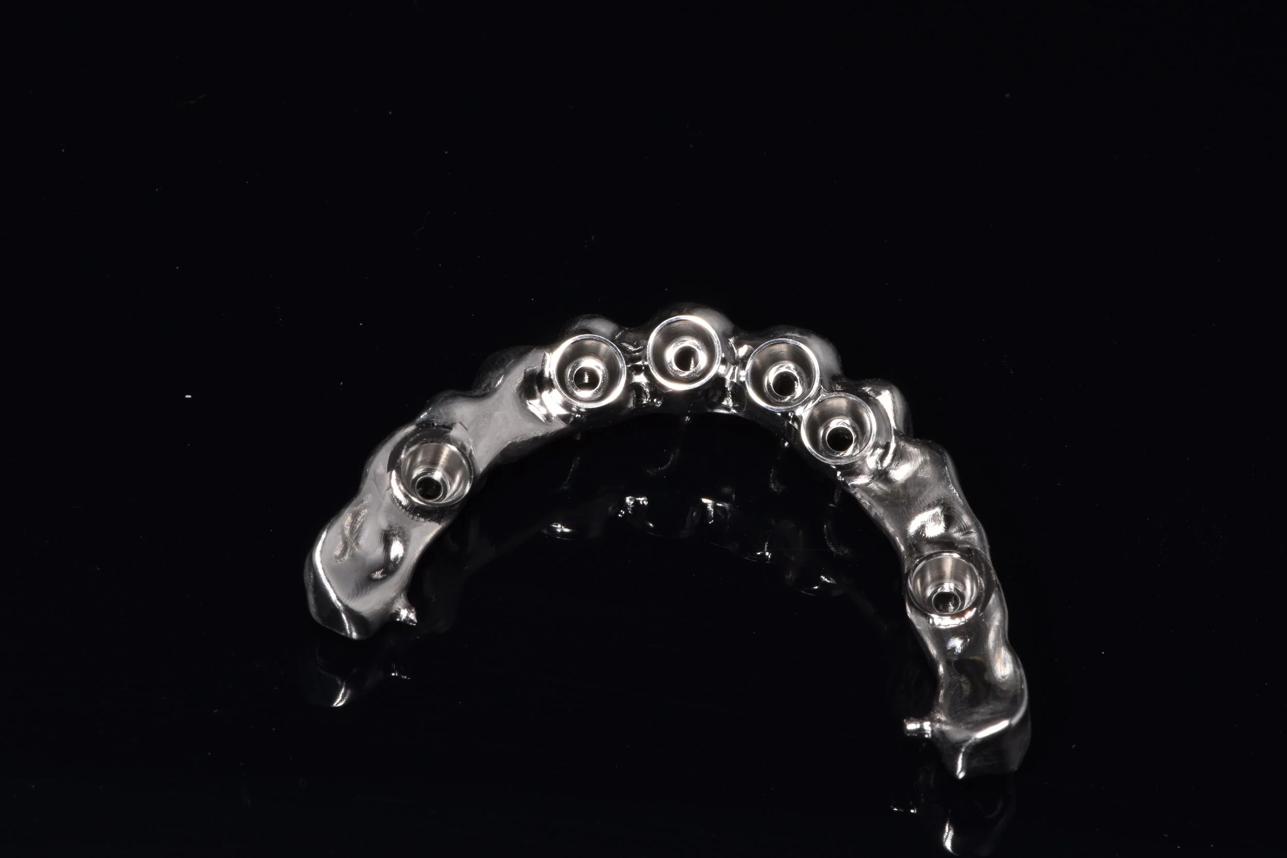 Zahnimplantatstruktur auf schwarzem Hintergrund