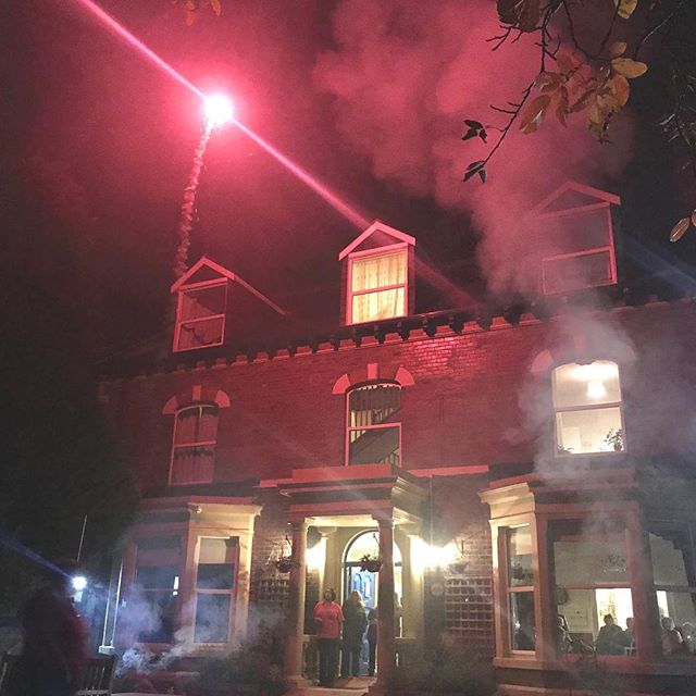 🎆Bonfire night🎇
We’re watching the fire works from the windows with hot drinks ☕️ and snacks 🍿
Big thank you to Karen. L, for putting a colourful show together 👏