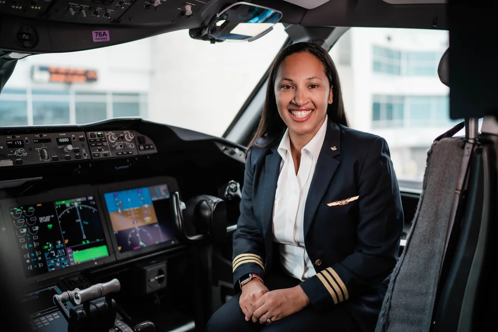 Lilly Pilot Airline Pilot Editorial Photos at Denver International Airport — Tim ...
