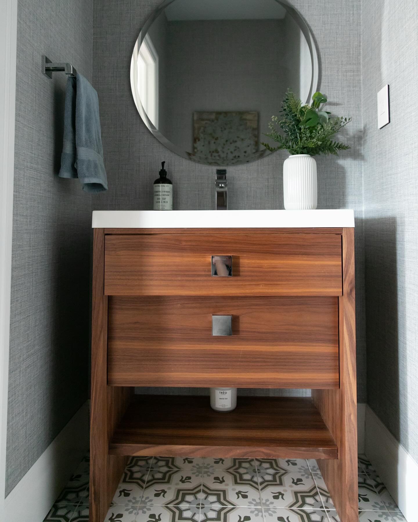 Oh how I love a pretty powder room moment 🤍

I really don&rsquo;t think there is a better welcome for your guests&hellip; well, maybe a lovely drink and great food, but the powder room is a close second 😂

#cheerstowallpaper #isthatathing🤔  #shoul