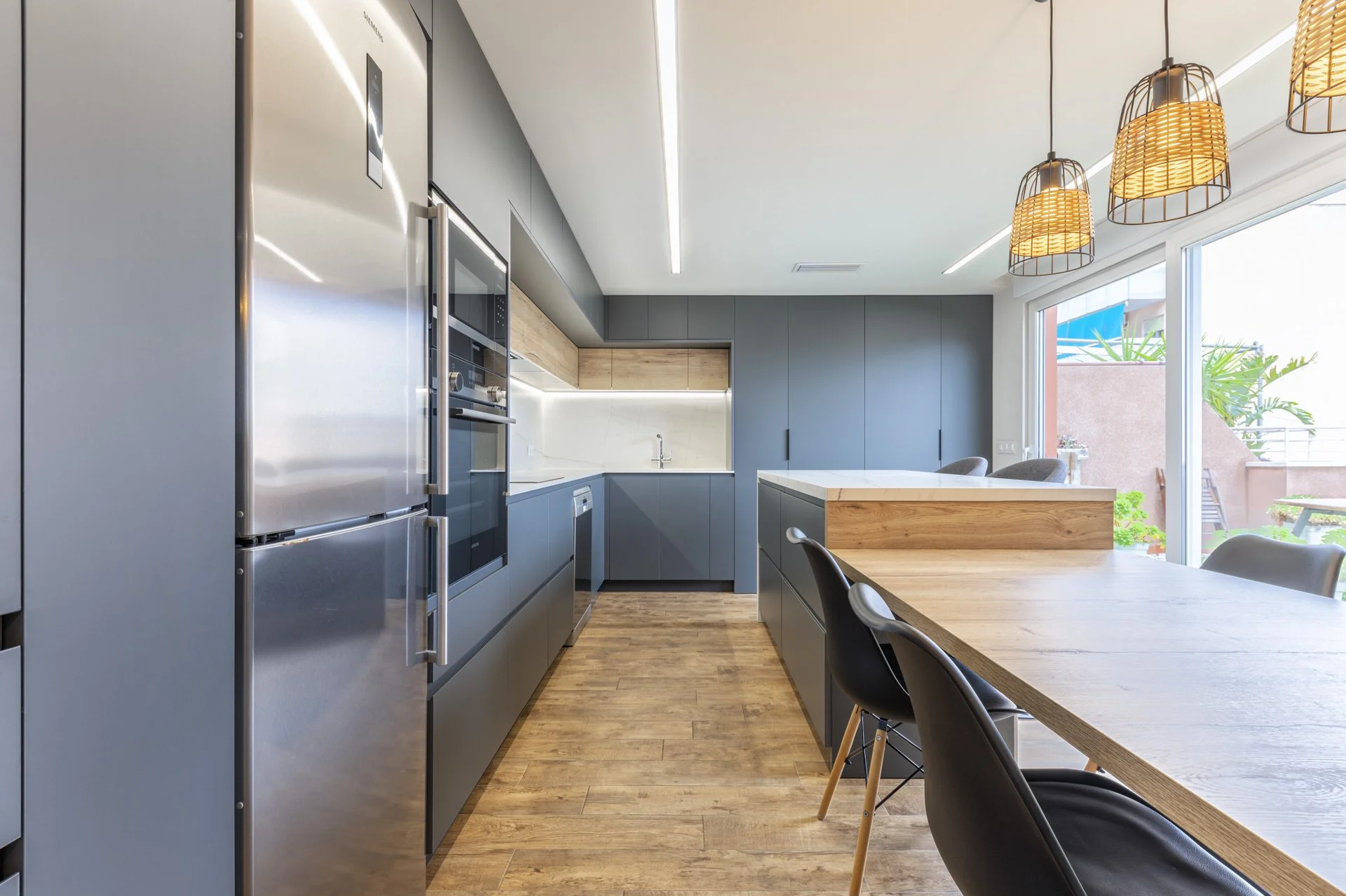 cocina-isla-antracita-led.jpg