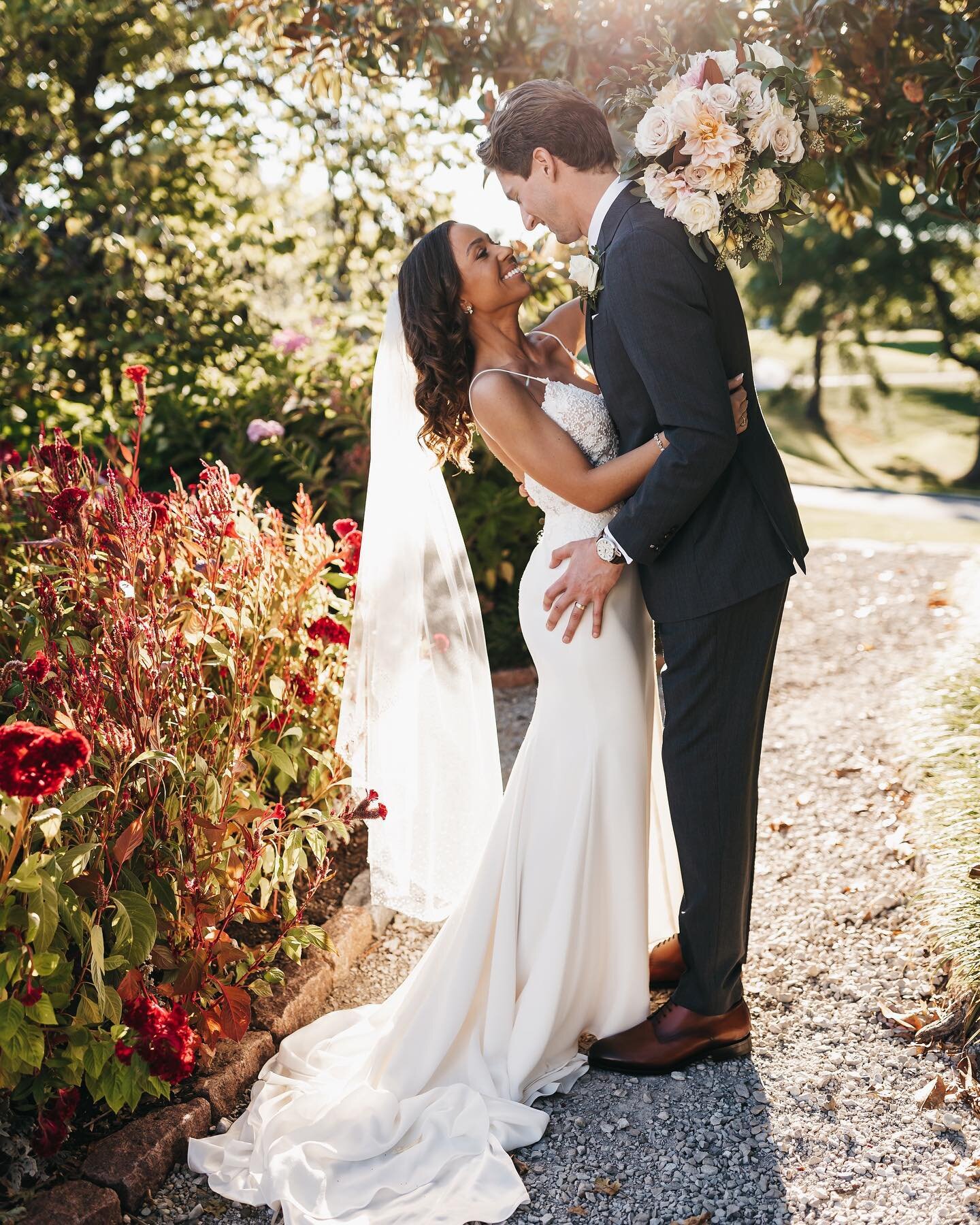 4th and final post featuring my lovely fall weddings to wrap up my 2022 season and kinda still emo over a few of these not gunna lie ⭐️

⭐️Kirsten + Evan 
this sunny gorgeous stl wedding was too much fun (and a mini high school reunion for me) and al