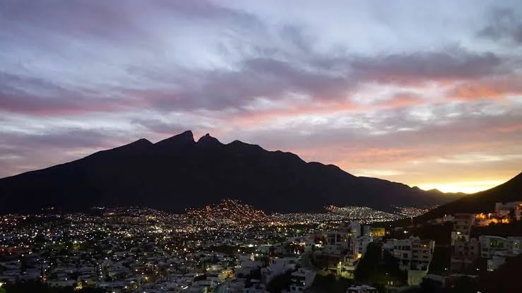 Monterrey en un viaje de negocios: zonas, traslados y opciones de transporte