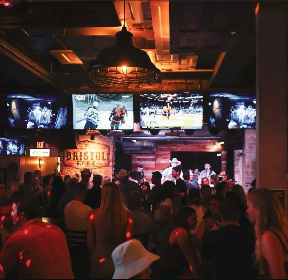 ⁣
It&rsquo;s almost like country music was made for singing with friends on the weekends. 🍻⁣
⁣
Every Friday &amp; Saturday, we bring you the best live country artists in the city&mdash;starting at 10 PM. What&rsquo;s your go-to country song to belt 