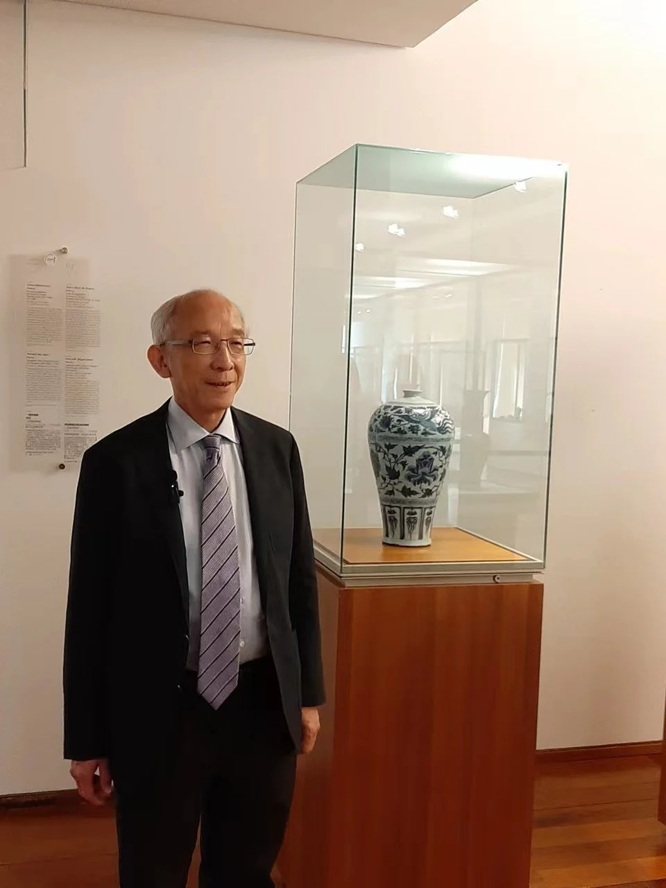 Richard Kan et le vase Meiping du Musée Guimet.