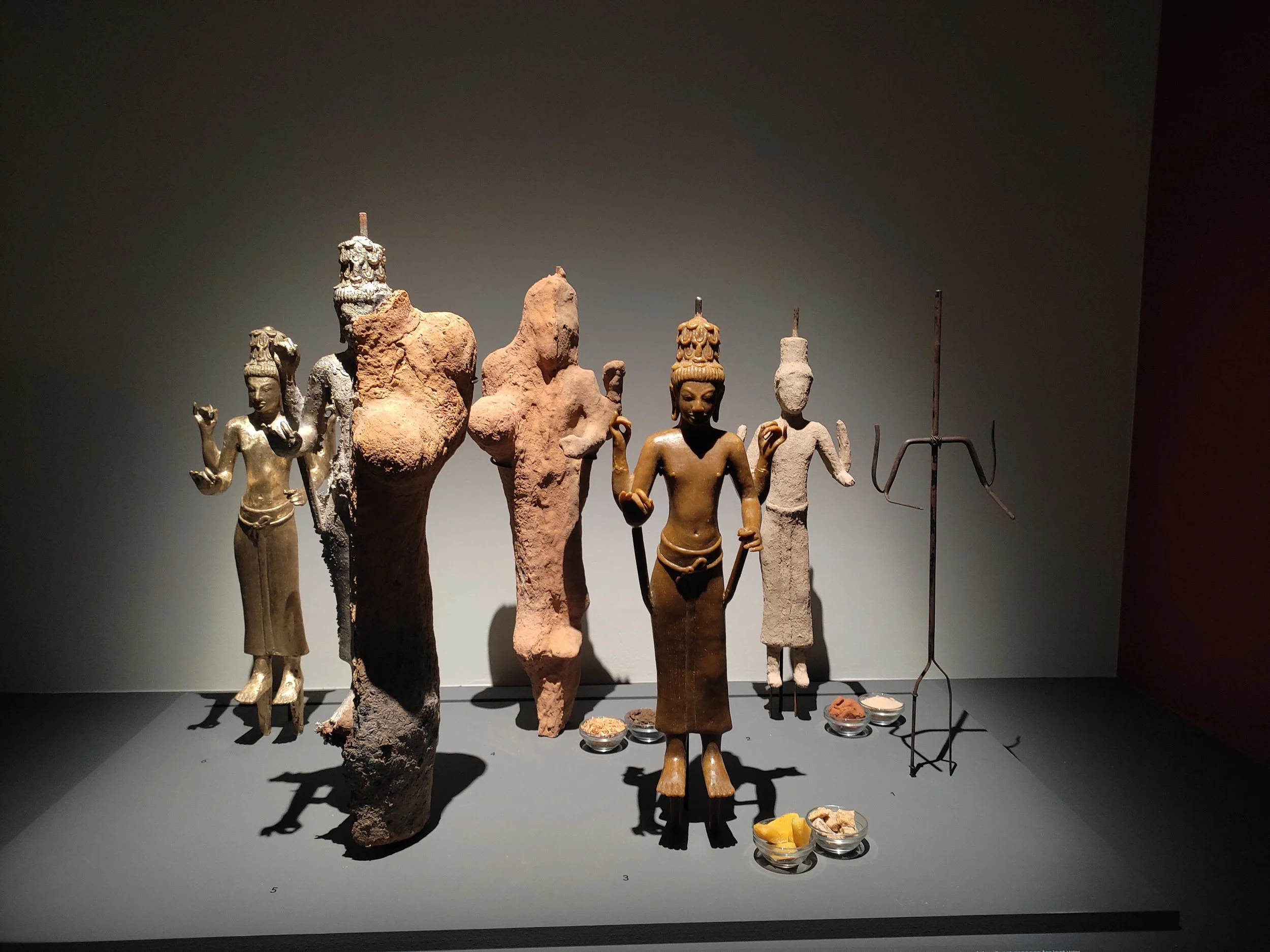 Financement de la vitrine didactique sur la technique de la fonte du bronze à la cire perdue, dans l’exposition au musée Guimet sur les bronzes royaux d’Angkor