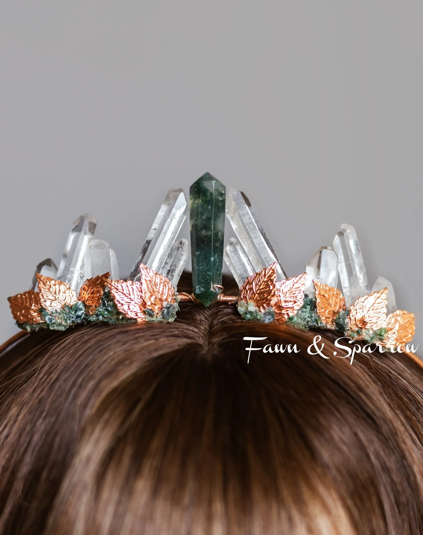 Ethereal moss agate rose gold crystal crown, hairpiece and pocket boutonniere add a touch of nature to your wedding or special event.🍄✨🍃 Visit shop in bio to view collections. 

#mossagatejewelry #pocketboutonniere #weddingaccessories #crystalcrown