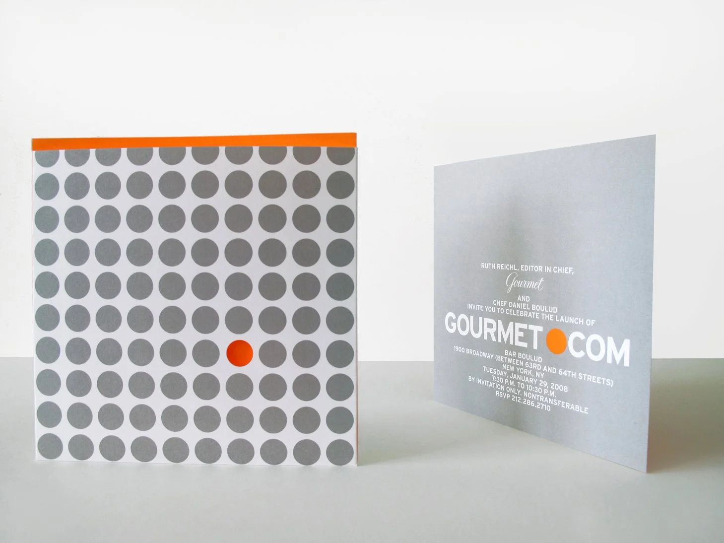  Design for an invitation to Gourmet Magazine’s website launch party. The orange dot of the “dot com” shows through the envelope’s die-cut circle. /  Design de l’invitation au lancement du Gourmet.com. On aperçoit le point orange du “dot com” derrièr