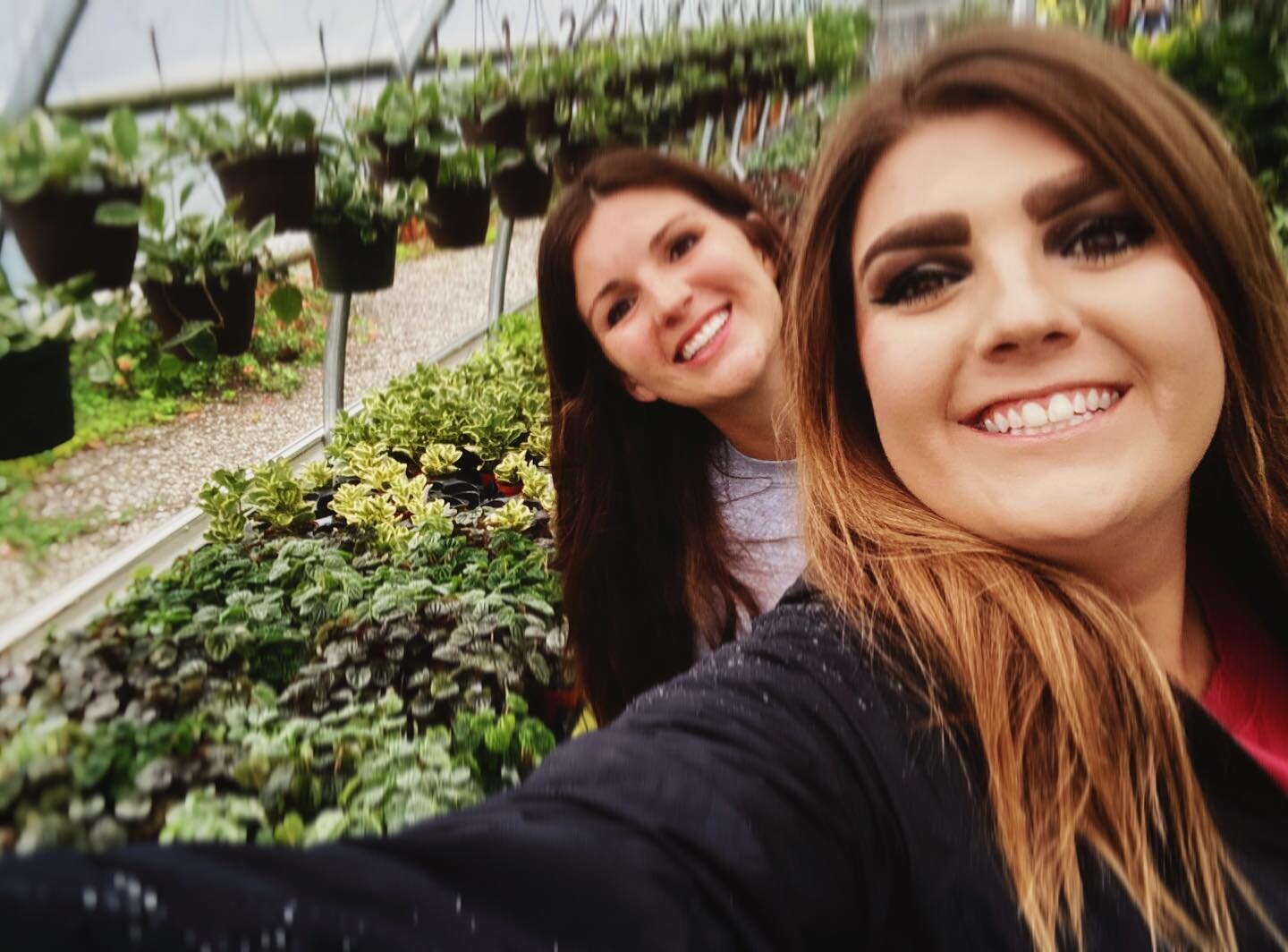I have a sister, occasionally we get along. 😹
.
.
.
#sister #sisters #family #houseplants #houseplant #plants #green #flowers #selfie #roadtrip #columbus #ohio #hobby #whenimnottakingphotos  #dayoff #therapy #houseplanttherapy #greenhome #indoorgard