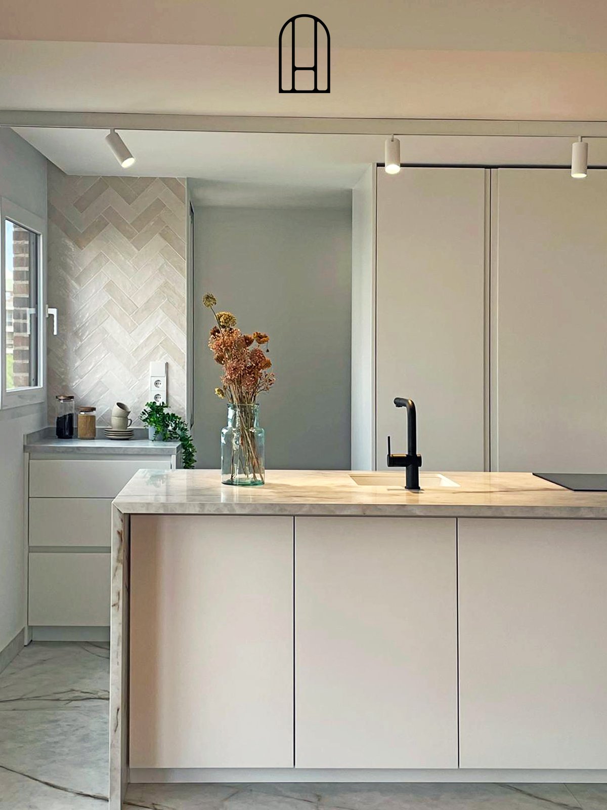 Cocina minimalista blanca a medida en ático reformado en Gandia centro Valencia – Betha Estudio