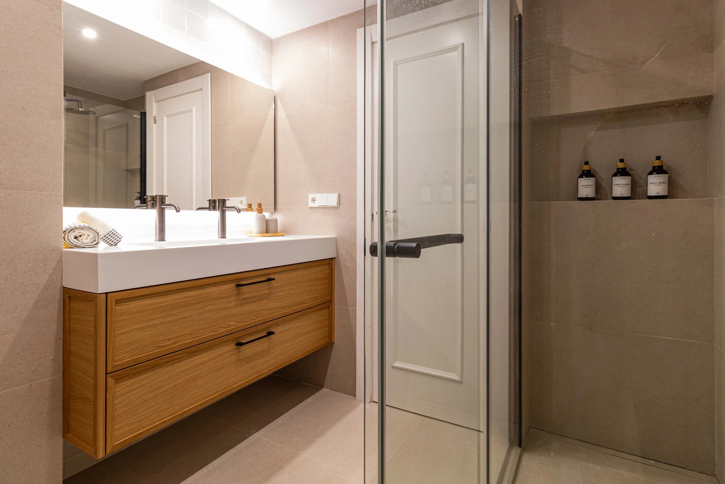 Baño contemporáneo con mueble suspendido y ducha en reforma llave en mano de ático en Gandia centro Valencia – Betha Estudio