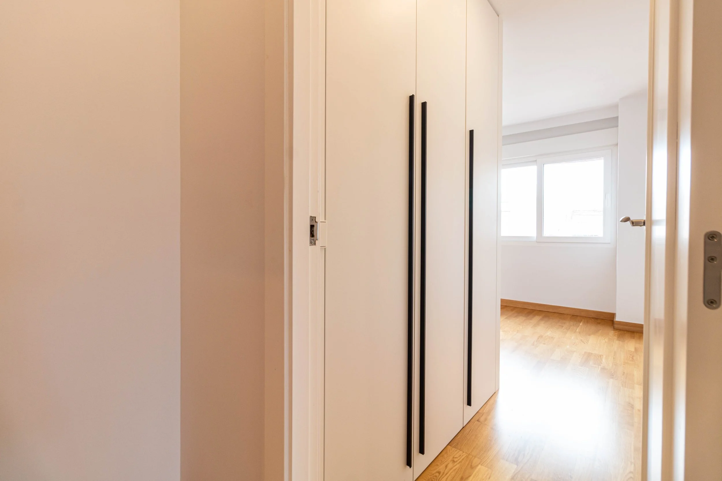 Armarios empotrados y carpintería minimalista a medida en ático reformado en el centro de Gandia (Valencia) – Betha Estudio