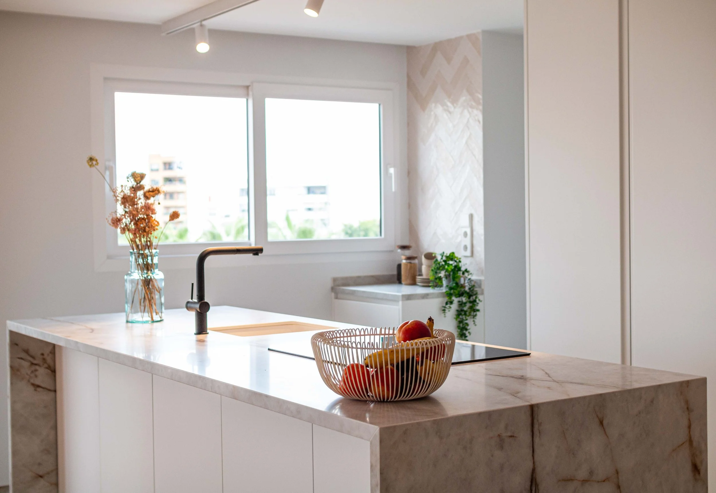 Cocina contemporánea con isla y luz natural en reforma integral de ático en el centro de Gandia (Valencia) – Betha Estudio